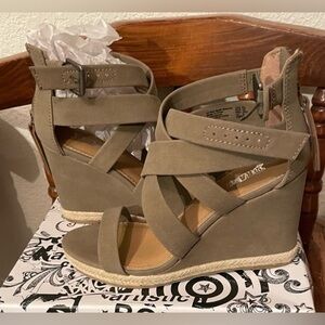 Brash Women's tan Sandals 🆕 

Never worn, tags attached w box